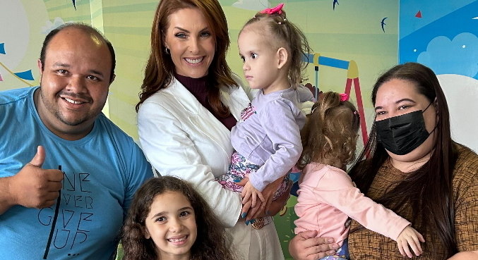 Ana Hickmann visita gêmeas siamesas em Goiânia, no SOS Mãe