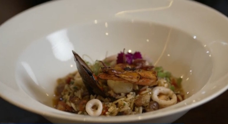 O Arroz de Porco com Frutos do Mar flambado com cachaça e todo preparado com a gordura do próprio animal é uma das especialidades da casa