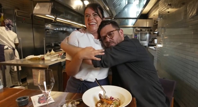Principal responsável pelo cardápio, a chef e proprietária Janaína Rueda contou como surgiu a ideia de montar o estabelecimento: 