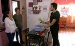 Outra orientação interessante para acalmar o animal é, antes de sair, espalhar petiscos pela casa, para que o cachorro gaste tempo e energia os procurando enquanto os donos estão fora.O Hoje em Dia vai ao ar de segunda a sexta, às 10h, na tela da Record TV.