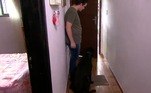 Ainda com a guia, é preciso treinar os comandos de sentar e ficar enquanto outros moradores da casa saem pela porta. Quando todos deixam o ambiente e o cachorro permanece sentado, é muito importante premiá-lo com um petisco, para que ele siga com esse comportamento 