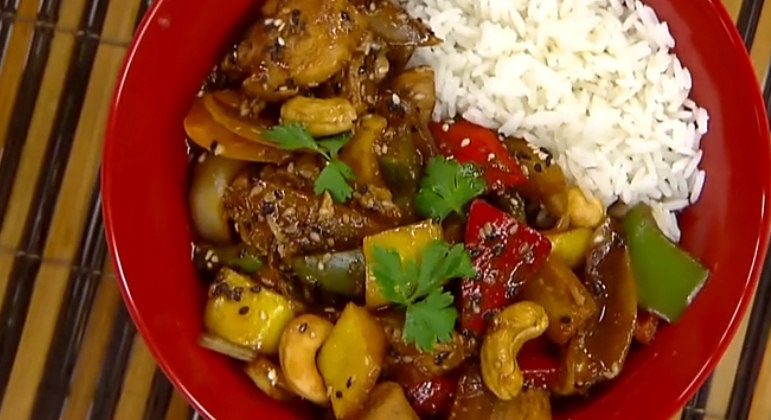 Frango XadrezIngredientes1/2 kg de peito de frango em cubos 1/2 colher de sopa de óleo 1 cebola 1 pimentão amarelo1 pimentão vermelho 1 pimentão verde 1 colher de sobremesa de amido de milho 1/2 xícara de água 1/2 de xícara de shoyu ½ xícara de castanha de caju torrada 1 colher de chá de óleo de gergelim torrado 1 limão 1 colher de sopa de gengibre ralado  1 colher de chá de gergelimPreparoCorte o frango em cubos e tempere com gengibre, metade do molho de soja e sumo de um limão. Deixe marinar durante 20 minutos. Em uma panela, coloque meia colher de sopa de óleo e adicione o frango. Deixe cozinhar até ficar dourado. Corte metade de uma cebola, pimentão vermelho, verde e amarelo aos cubos e retire as sementes. Adicione todos estes ingredientes ao frango. Em uma taça, coloque água, o resto do molho do frango e a outra metade do molho de soja. Acrescente também o molho criado na panela e deixe cozinhar. Coloque a colher de óleo de sésamo torrado e as castanhas de caju e está pronto!