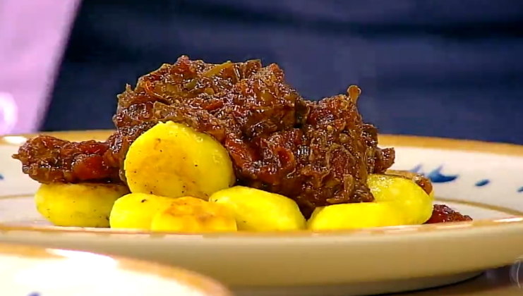 Nhoque de mandioquinha com ragu de carneIngredientes600g de mandioquinha cozida e espremida1 ovo inteiro1 xícara (chá) de farinha de trigoNoz-moscada a gosto500g de carne de vaca1 colher (sopa) de azeite2 cebolas cortadas3 dentes de alho1/3 de xícara (chá) de salsaFolhas de louro1/2 xícara (chá) de vinho tinto2 latas de tomates sem cascaSal e pimenta a gostoPreparoCozinhe a mandioquinha na água e esprema. Acrescente os ovos, a farinha e a noz-moscada. Tempere com sal ou com queijo ralado. Misture bem até conseguir uma espécie de massa suave. Depois, coloque farinha na bancada e adicione a massa por cima. Vá fazendo rolos na massa até ficarem pedaços bem compridos, enrolados e finos. Corte esses rolos em pedaços e faça ‘bolinhas’ com as mãos. Em seguida, coloque-os na frigideira com um fio de azeite até ficarem dourados.  Coloque sal na carne e tempere-a a seu gosto. Misture bem e disponha em uma panela até que fique dourada. Acrescente a cebola, alho, pimentão — tudo cortado aos pedaços —, salsa, duas folhas de louro e, por fim, adicione o vinho tinto. Depois, despeje o tomate sem pele e tempere com sal, pimenta e salsa. Deixe cozinhar por 40 minutos e está pronto!