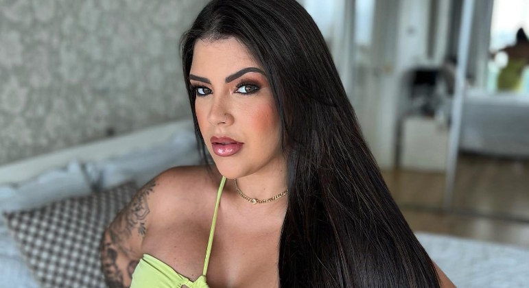 Mesmo com essas observações, a
polícia segue com a principal linha de investigação, mas não descarta as demais
possibilidades. Ela trabalhava na internet e falava sobre como ter uma vida fitness, pois já tinha sido obesa