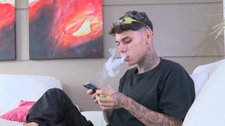 "Não pede nem identidade", revela consumidor de cigarros eletrônicos  (Reprodução/RECORD)