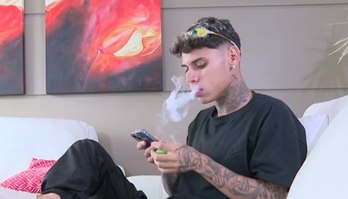 "Não pede nem identidade", revela consumidor de cigarros eletrônicos  (Reprodução/RECORD)