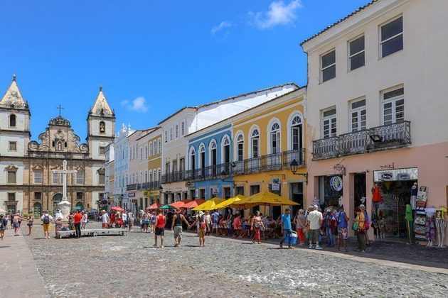 Hoje em dia, as charmosas ruas de paralelepípedos do Pelourinho são repletas de lojas de artesanato, restaurantes e bares.