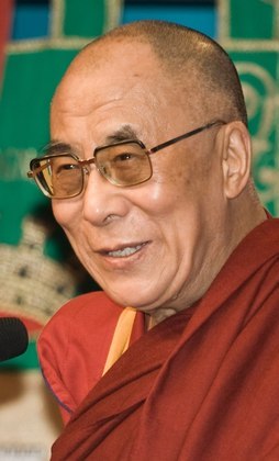 Hoje, o Dalai Lama é Tensin Gyatso. Ele se exilou na Índia quando o Tibete foi anexado pela China em 1959, durante a revolta tibetana. E de lá comanda a Administração Central Tibetana (governo no exílio). 