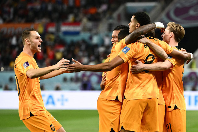 Holanda abre o placar logo no início do jogo, em chutaço de Gakpo