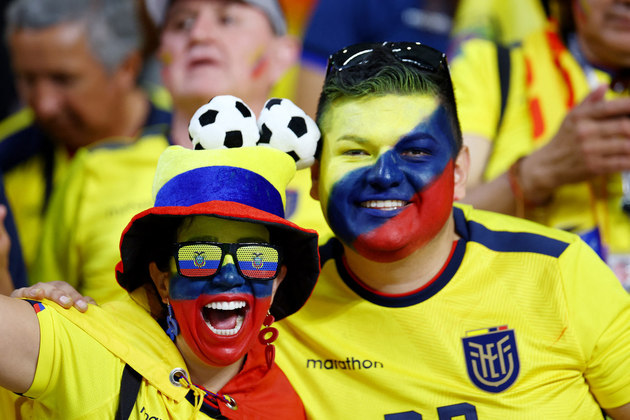 A torcida do Equador já tomou as arquibancadas com o amarelo, o azul e o vermelho, as cores da bandeira do país