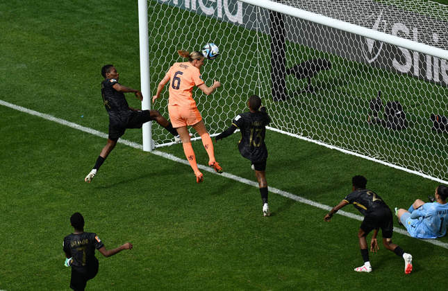 O gol que decidiu o confronto saiu logo aos 9 minutos do
primeiro tempo, depois de grande pressão holandesa. Após bola levantada na área, Pelova se
antecipou bem à marcação e cabeceou no canto. A defesa sul-africana até
conseguiu bloquear a finalização, mas, no rebote, a bola sobrou limpa para que Jill
Roord, de cabeça, abrisse o placar