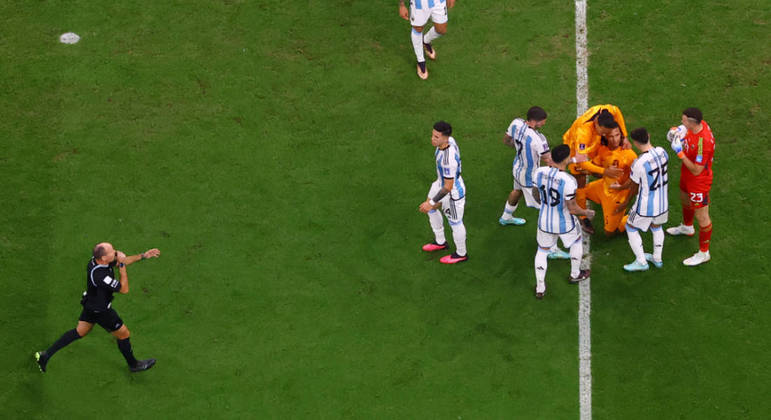O árbitro tenta evitar uma confusão na partida entre argentinos e holandeses