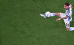 Mac Allister tenta controlar a bola na partida entre a Argentina e a Holanda