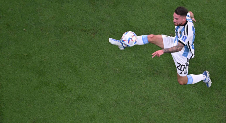 Mac Allister tenta controlar a bola na partida entre a Argentina e a Holanda