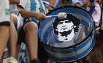 Torcida argentina leva Maradona para o batuque no Catar