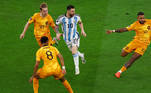 Messi é cercado por três jogadores da Holanda no começo da partida