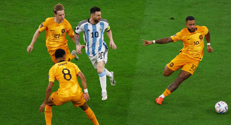 Camisa 10 no jogo das oitavas de finalNa partida contra a Holanda, Messi marcou o gol que deu a vantagem aos argentinos, aos 28 minutos do segundo tempo. A partida avançou até os pênaltis e foi o primeiro a bater para garantir a classificação da Argentina às quartas de final