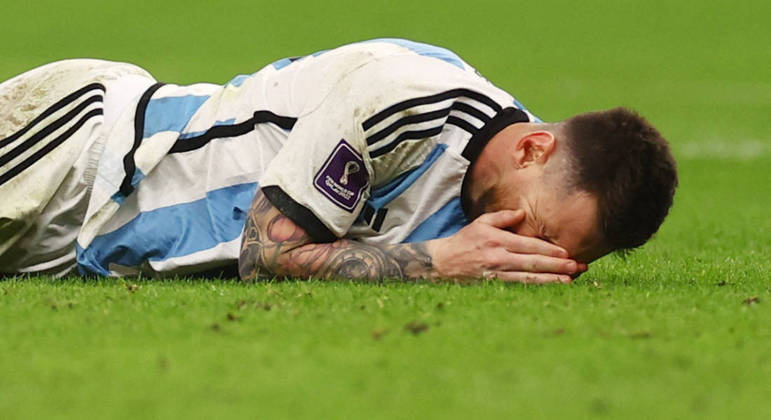 Messi fica no chão após jogada contra a Holanda