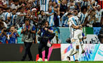 Messi comemora o gol de pênalti que aumenta a vantagem da Argentina