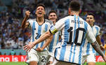 Molina comemora com Messi o gol que pôs a Argentina na frente nas quartas de final