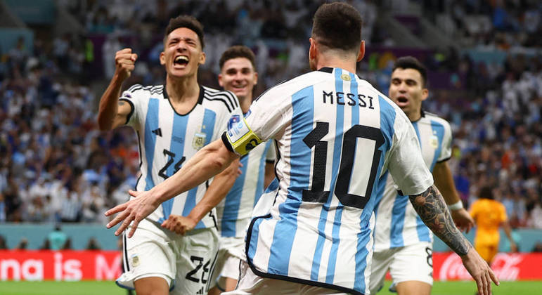 Molina comemora com Messi o gol que pôs a Argentina na frente nas quartas de final