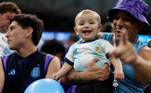 O pequeno torcedor da Argentina tá felizão na arquibancada do estádio Lusail