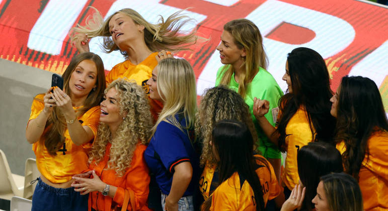Mulheres de jogadores holandeses fazem selfie antes da partida contra a Argentina