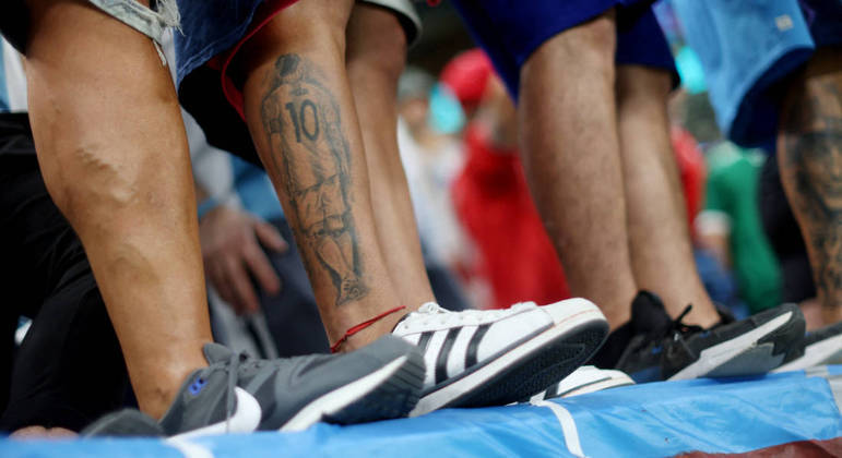 Torcedor argentino mostra tatuagem de Messi 