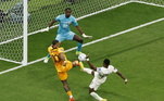 Depay dispara antes de o companheiro de equipe De Jong marcar seu segundo gol no rebote