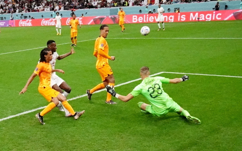 Em ritmo de treino, Holanda vence Catar e avança às oitavas de