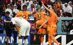 Gakpo comemora marcando seu primeiro gol com Memphis Depay e a seleção holandesa