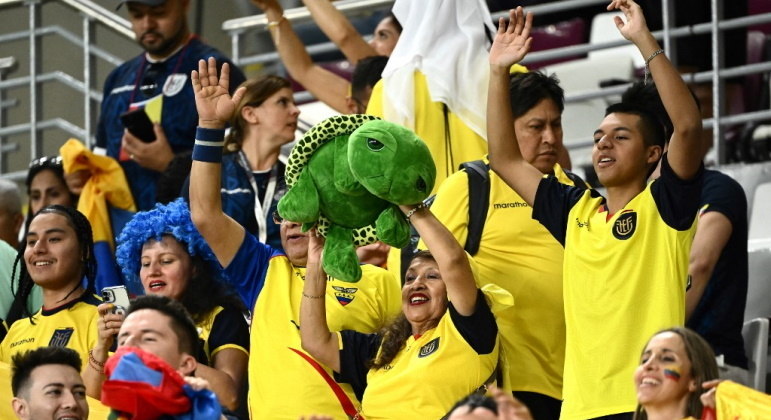 Torcedores do Equador esperam começo da partida contra Holanda 