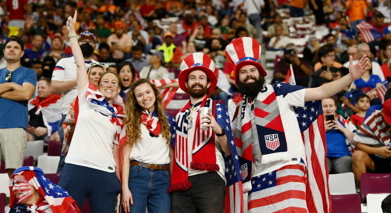 Torcedores dos Estados Unidos a espera da partida contra a Holanda