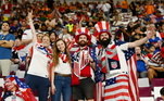 Torcedores dos Estados Unidos esperam ansiosamente o jogo contra a Holanda, no estádio internacional Khalifa 