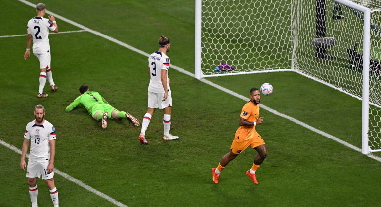 Holandês Memphis comemora primeiro gol das oitavas de final da Copa do Catar