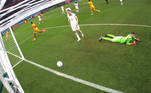 Memphis Depay chuta para marcar o primeiro gol da Holanda contra os EUA