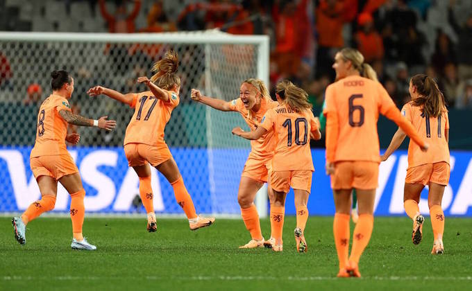 A vitória magra (e sofrida) coloca a equipe da Holanda na segunda colocação do grupo E, com os mesmos 3 pontos dos Estados Unidos, mas com um saldo de gols inferior ao das atuais campeãs, que venceram sua partida de estreia por 3 a 0