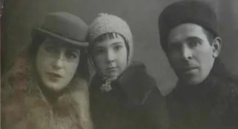Vanda Semyonovna durante a infância e seus pais