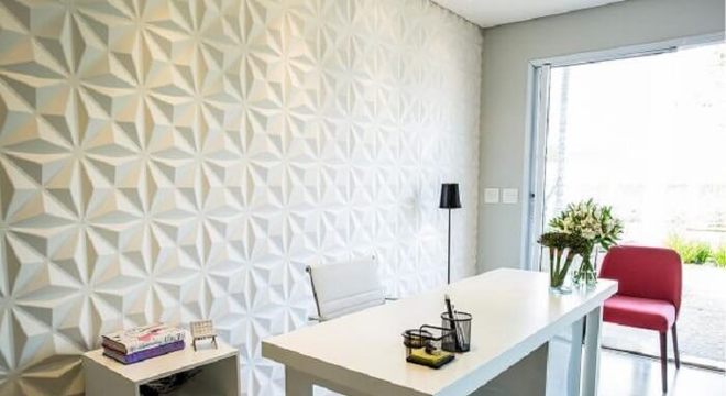 Home office clean com parede feita em placa de gesso 3D