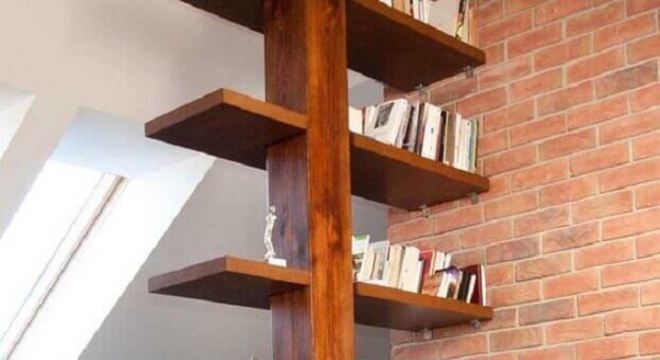 home office com estante de madeira para livros 