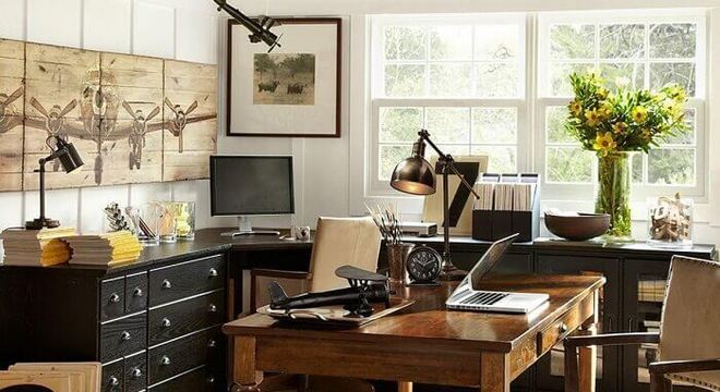 Home office com tapete sisal traz neutralidade ao cômodo