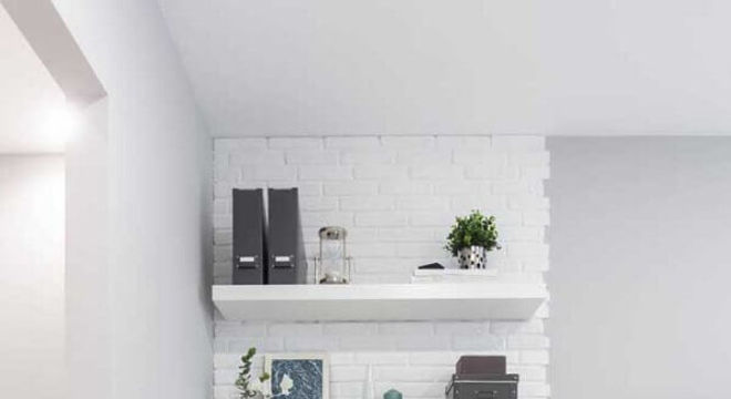 home office pequeno decorado na cor branca 