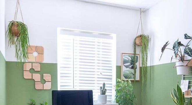 home office simples decorado com parede verde musgo