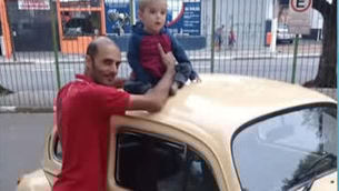 Homem apaixonado por fusca pede ajuda para encontrar veículo ( Reprodução / Record TV)