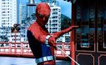 Este é Nicholas Hammond interpretando o Homem-Aranha no seriado de TV de 1977. Foi a primeira vez que o Aracnídeo da Marvel saiu das HQs e apareceu na TV em live-action, isso é, com atores reais. A série não foi muito bem sucedida, durou pouco tempo e não foi feliz em adaptar o personagem para a televisão. A teia que o herói usava era um barbante, o efeito da escalada de paredes era malfeito e por aí foi