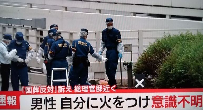 Policiais japoneses ajudaram no resgate ao manifestante
