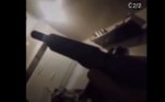 No vídeo, o homem anônimo exibe a arma carregada, em vários ângulosVeja também: Homem choca a web com pose 'tranquila' enquanto é resgatado