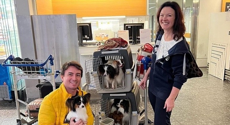 João Paulo com os animais no aeroporto