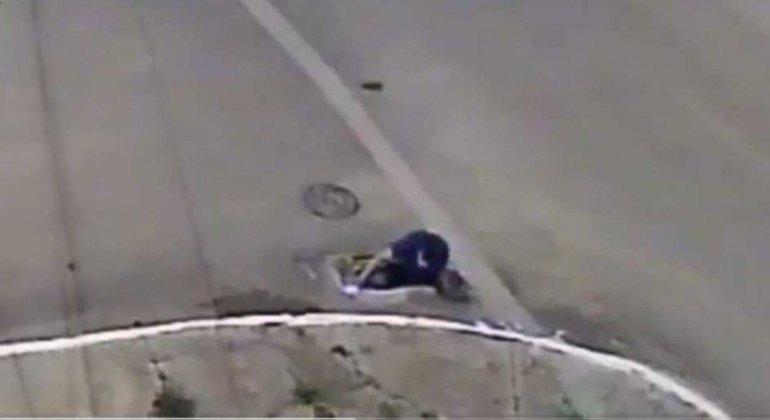 O homem andava e mexia no celular quando caiu dentro de um bueiro aberto
