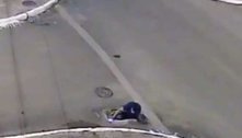 Vídeo: mexendo no celular, homem se distrai e cai dentro de bueiro